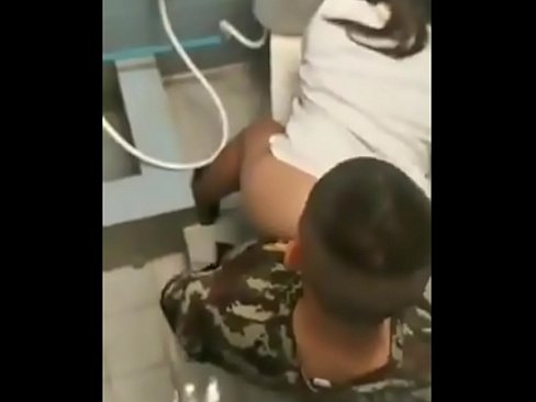 คลิปหลุดแฟนสาวมาเยี่ยมทหารที่ค่ายเลยจับเย็ดในห้องน้ำที่ค่ายสพเลย