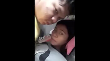 เย็ดสาวมัธยมลูกสาวเพื่อนวัยเยาว์เอาทั้งชุดนักเรียนหีเนียนแน่นๆ