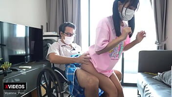 คลิปหลุดแม่บ้านเงี่ยนแอบเย็ดกับพ่อบนรถวีลแชร์xxx