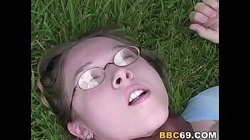 คลิปหลุดต่างประเทศxxxรุมเย็ดนักเรียนกลางสนามหญ้าร้องลั่น