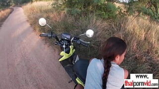 คลิปxxxมาใหม่ น้องสวยสาวอิสานพาแฟนมาจอดรถเย็ดกันนอกสถานที่ เงี่ยนตอนไหนจัดได้ทุกสถานนการ