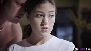 Porn xxx สาว18เสียซิงให้ลุงแท้ๆของเธอ หลังโดนจับให้อมควย จนอยากลองเย็ด