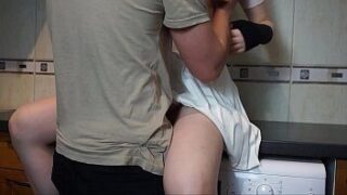 xxx เย็ดกันตรงนี้แล่ะ เมียพี่ไม่เห็นหรอก น้องเมียเรียกไปดูเครื่องซักผ้า เลยซักส่ะแตกในคาหี