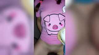 คลิปหลุดน้องหมูสับ โดนลุงข้างบ้านเมาปล้ำเย็ดหีเปิดซิง ตอนคนอื่นกำลังเมาวันปีใหม่