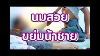 xxx นักเรียนเงี่ยนหี เห็นน้าชายนอนชักว่าวควยใหญ่ กระโดดขึ้นขย่มควยให้ แตกในคาชุดนักเรียน