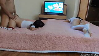 คลิปหลุดกล้องในห้องหลานสาว อัดคลิปตอนพ่อเลี้ยงกำลังเย็ดหีเพื่อนหลานสาว ครางลั่นเลย