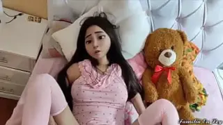 คลิปหนังโป๊18 xxxสาวน้อยอยากได้ตุ๊กตาหมีแหกหีให้พ่อเลี้ยงเย็ดแลกกับตุ๊กตาตัวใหญ่