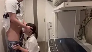 คลิปหลุด18+Xxxนักเรียนสาวน่ารักขอแลกเกรดในห้องน้ำ