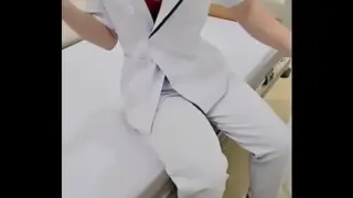 เย็ดเพื่อนพยาบาล“สมัยมัธยมเราเคยเย็ดกันในห้องสมุดหลังโรงเรียน… วันนี้อยากลองอีกจัง”